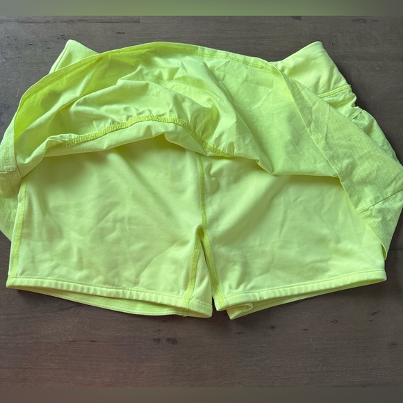 Under Armour Women's Heat Gear Moisture Wicking Neon Yellow Athletic Skort - Picture 3 of 6